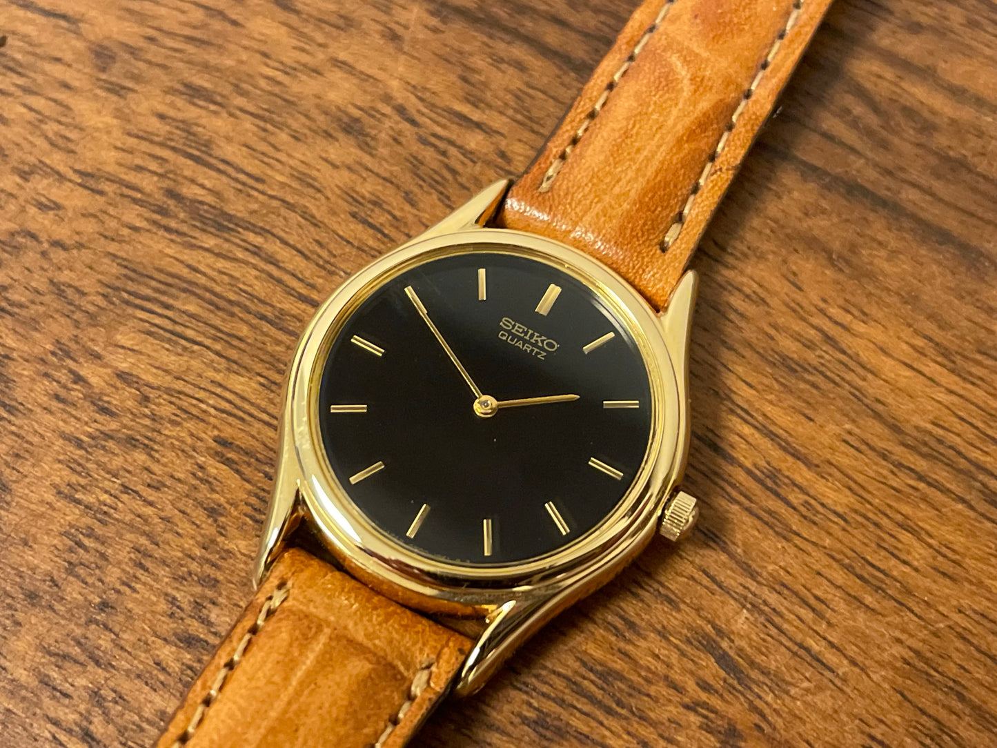(1993) Seiko 4N00-0591 dress watch - gold bezel w/ black dial and gold markers - small size (NOS)
