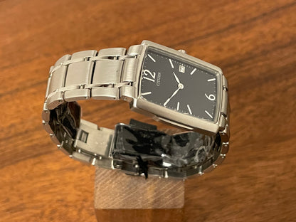 (1990) Citizen 1015-H23389 - integrated bracelet - black dial w/ silver Arabic numerals & markers (NOS)