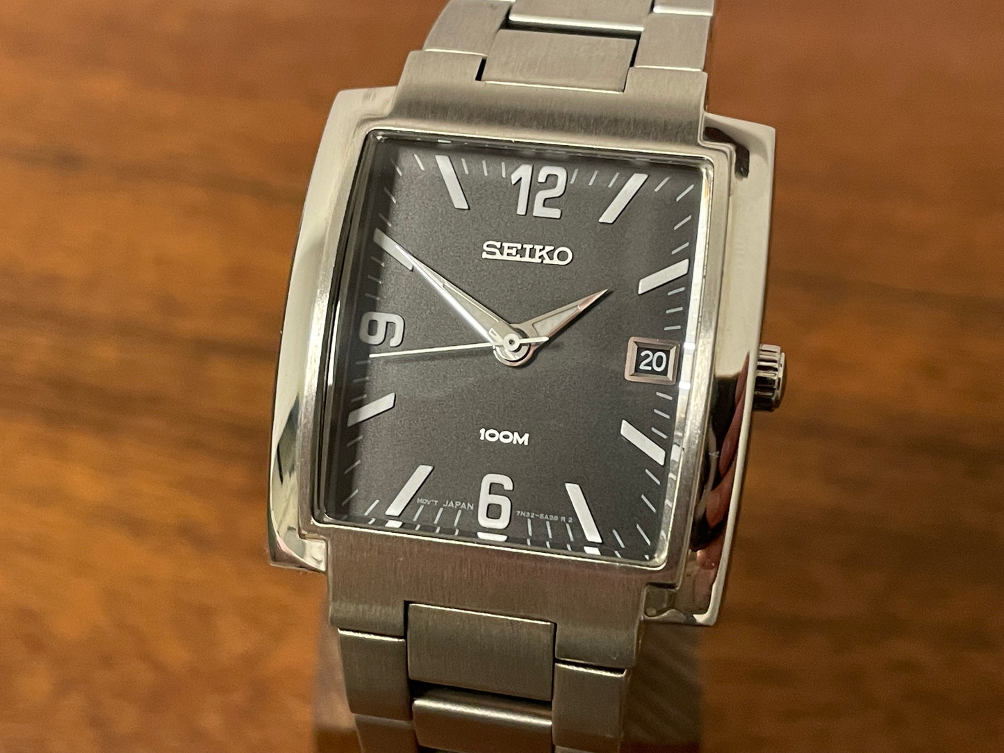 (2002) Seiko 7N32-5A30 - integrated bracelet - black dial w/ white Arabic numerals & markers (NOS)
