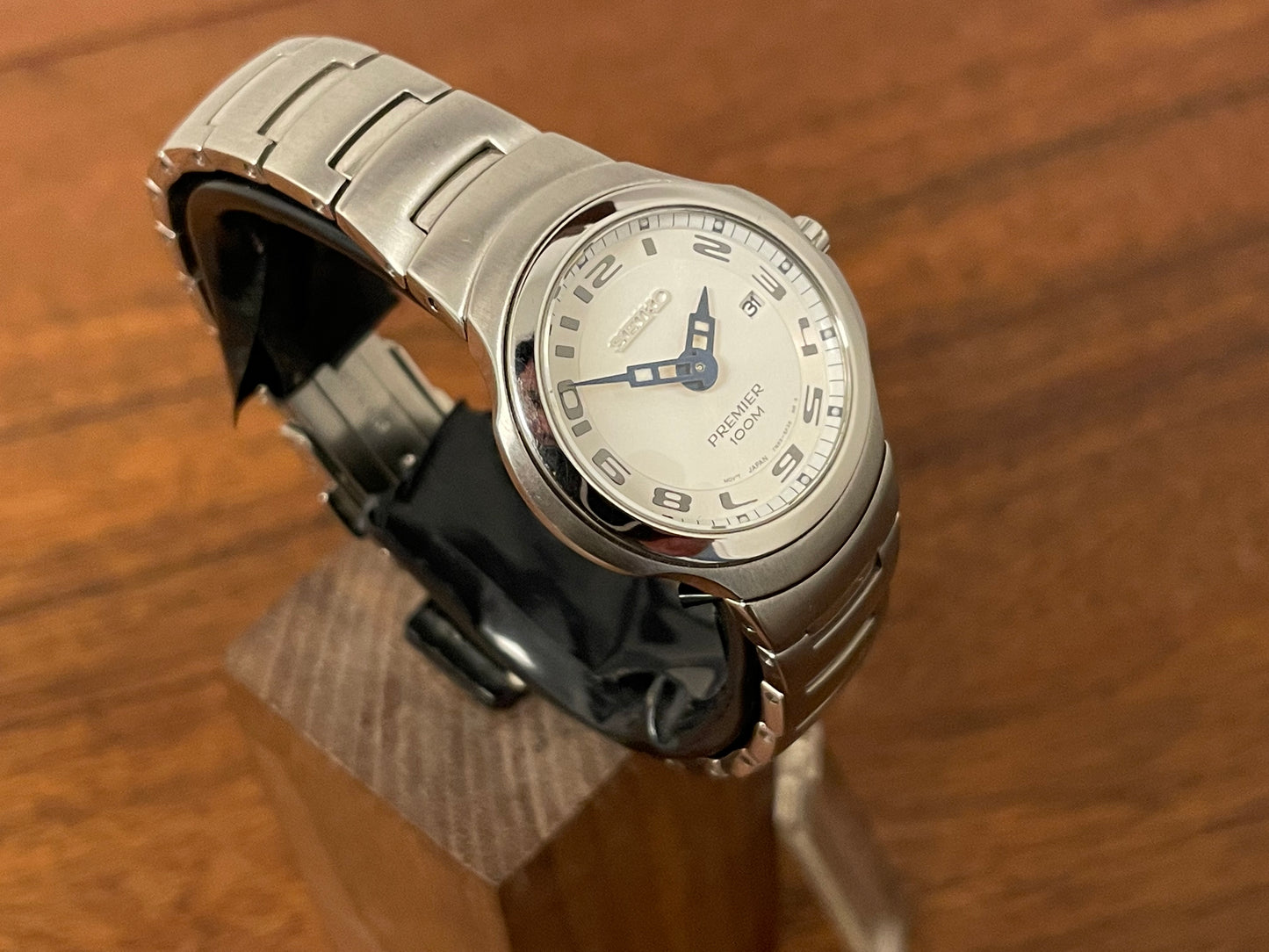 (2001) Seiko 7N89-6C40 Premier on bracelet - white dial w/ Arabic numerals - small size (NOS)