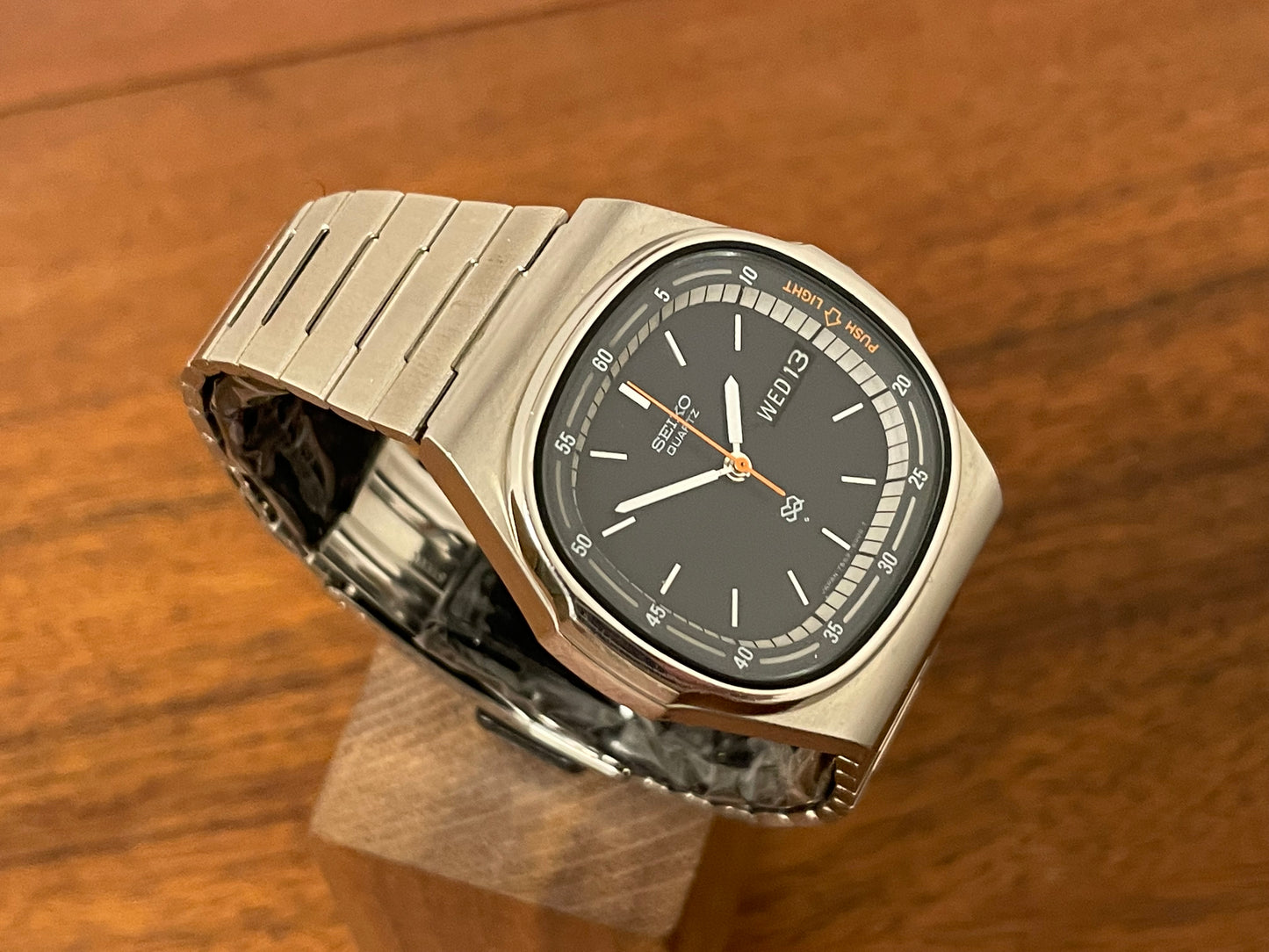 (1979) Seiko 7559-5000 Quartz "Night Light" - black dial w/ silver markers (NOS)