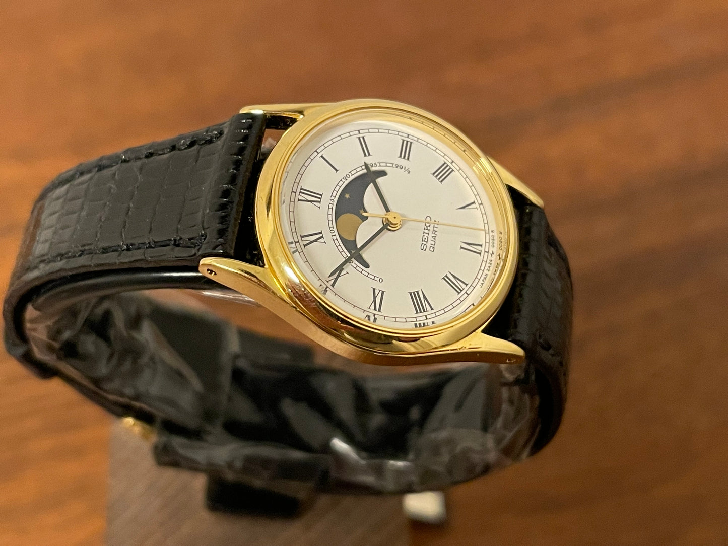 (1986) Seiko 2A24-0040 dress watch - white dial w/ moonphase & Roman numerals - small size (NOS)