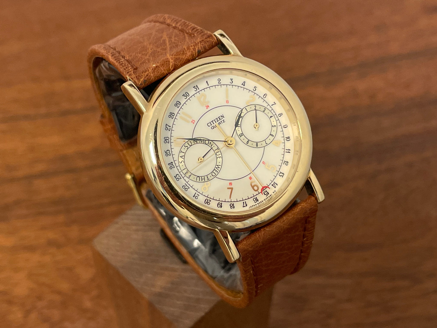 (1988) Citizen 6355-Y55299 triple calendar - cream dial w/ gold Arabic numerals (mint)