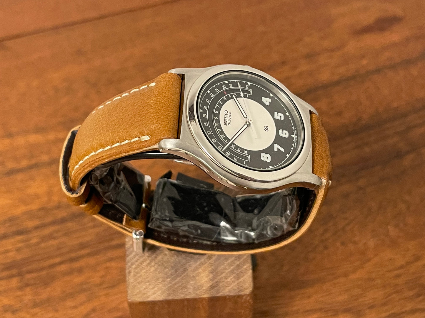 (1988) Seiko 5Y22-7010 Quartz SQ dress watch - black dial w/ 180° arc date window (NOS)