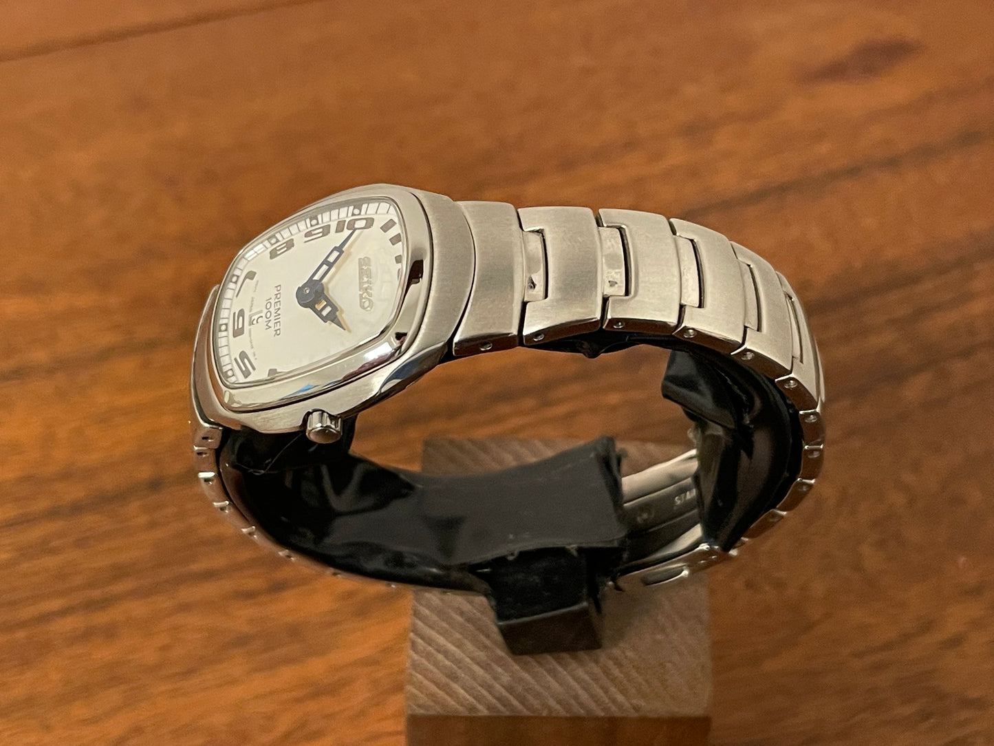 (2001) Seiko 7N89-0AA0 Premier on bracelet- white dial w/ Arabic numerals - small size (NOS)