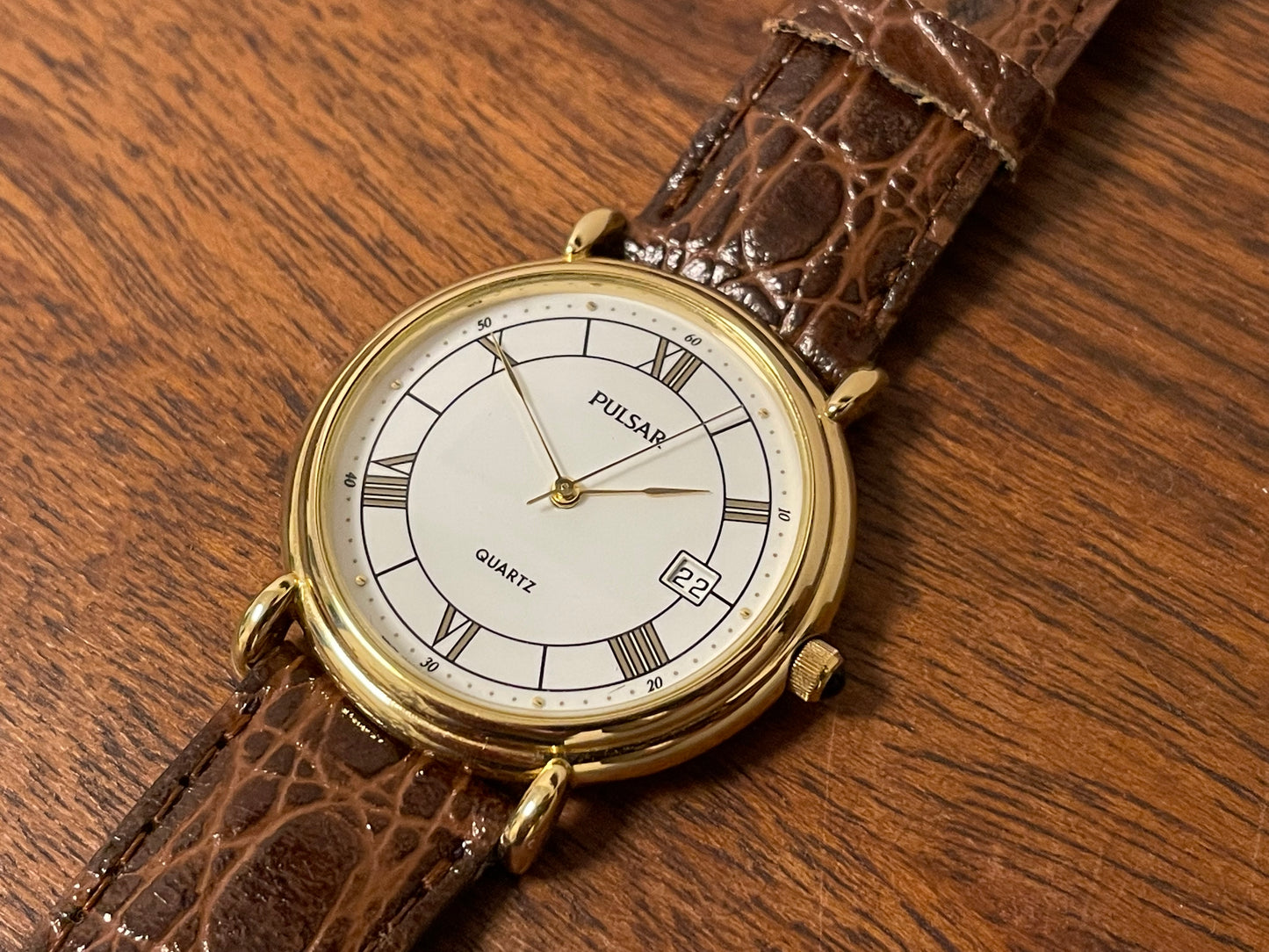 (2000) Pulsar V532-8A60 dress watch - gold colored case - white dial w/ black Roman numerals (NOS)