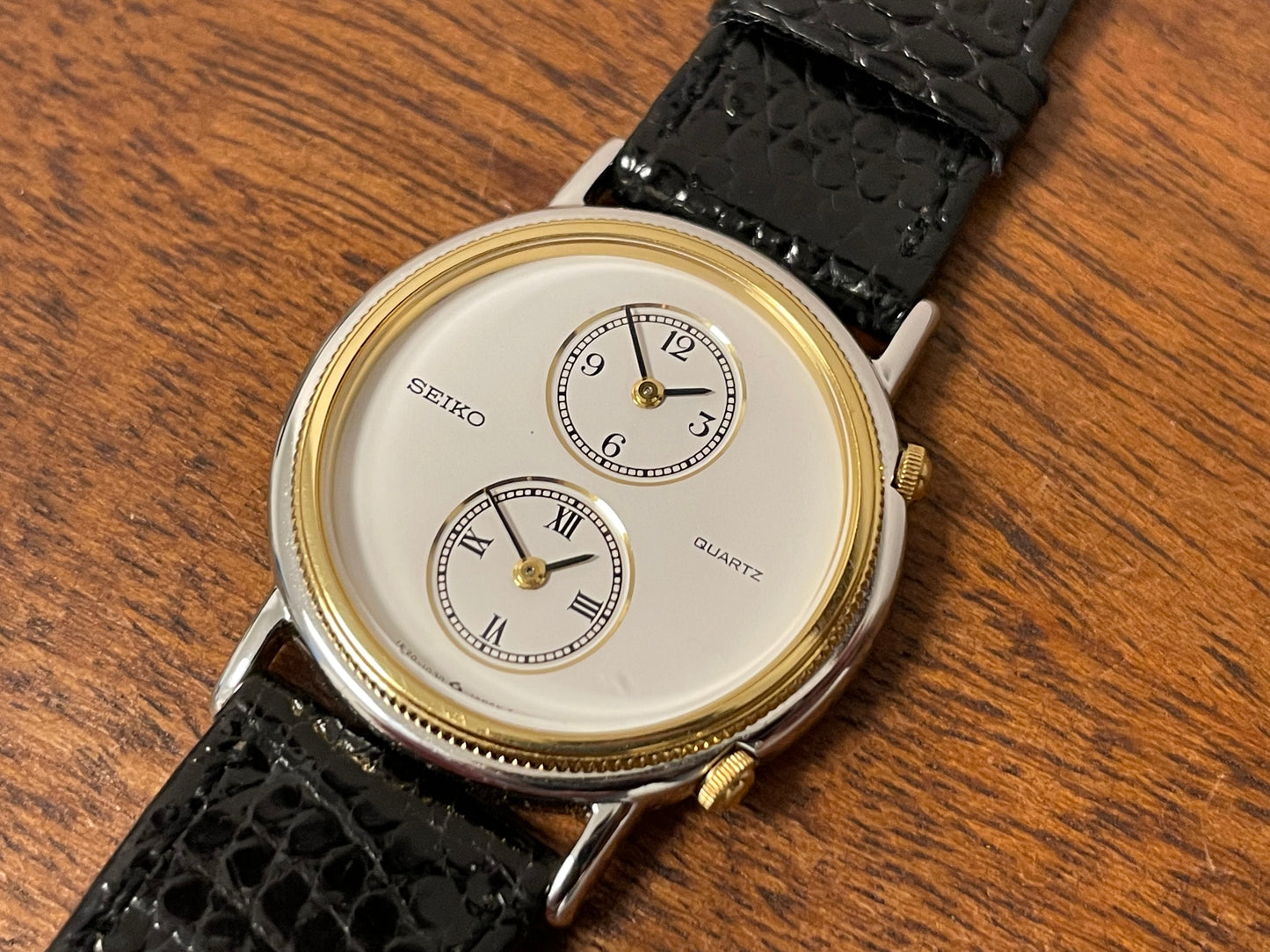 (1985) Seiko 1E20-0160 dual time dress watch - round case - white dial w/ 2 subdials  (NOS)