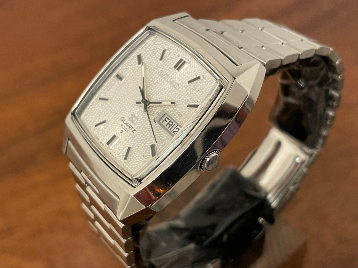 (1976) Seiko 0903-5039 SQ Quartz 4004 "TV dial" - silver waffle dial w/ silver stick markers