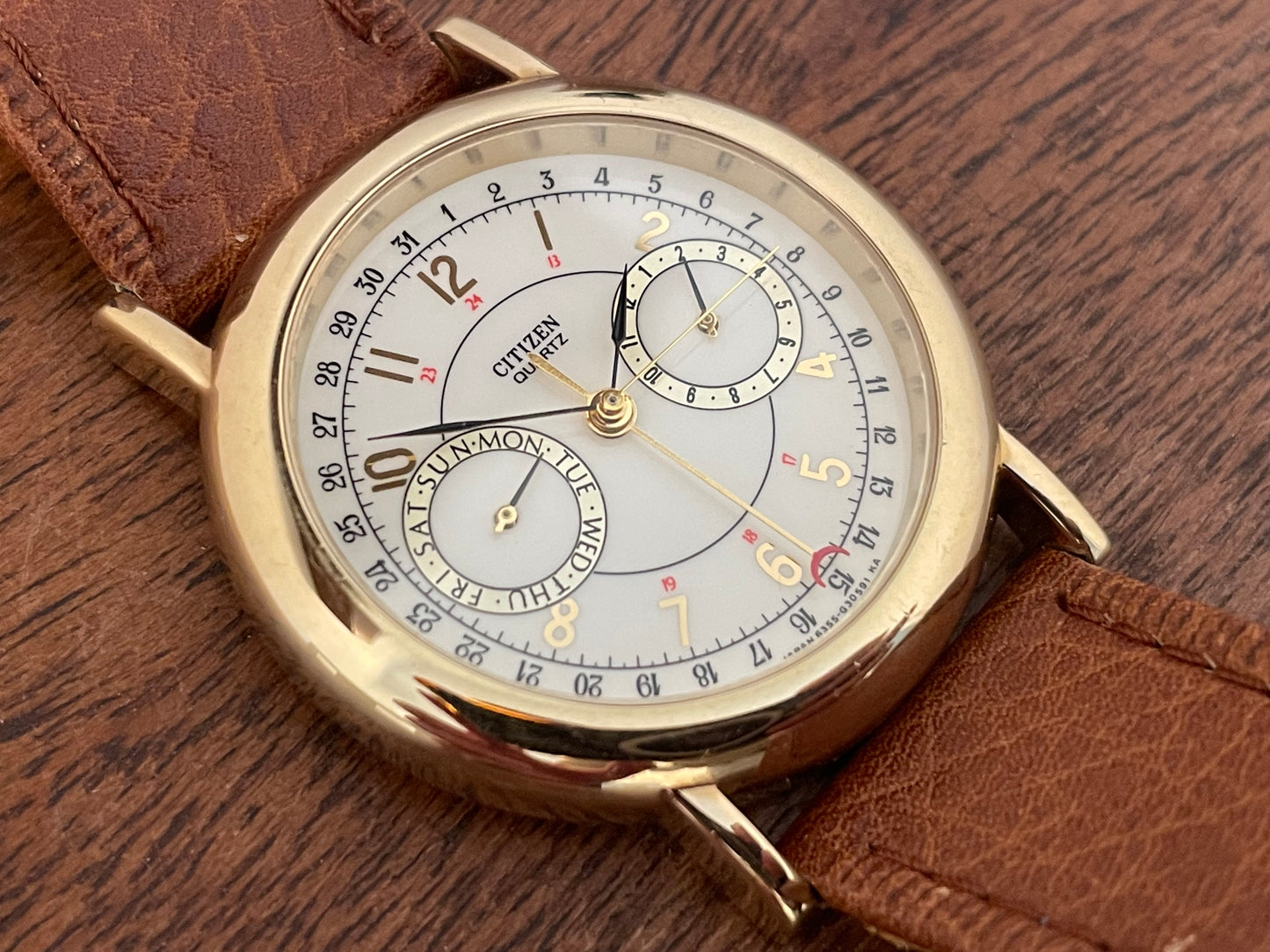 (1988) Citizen 6355-Y55299 triple calendar - cream dial w/ gold Arabic numerals (mint)
