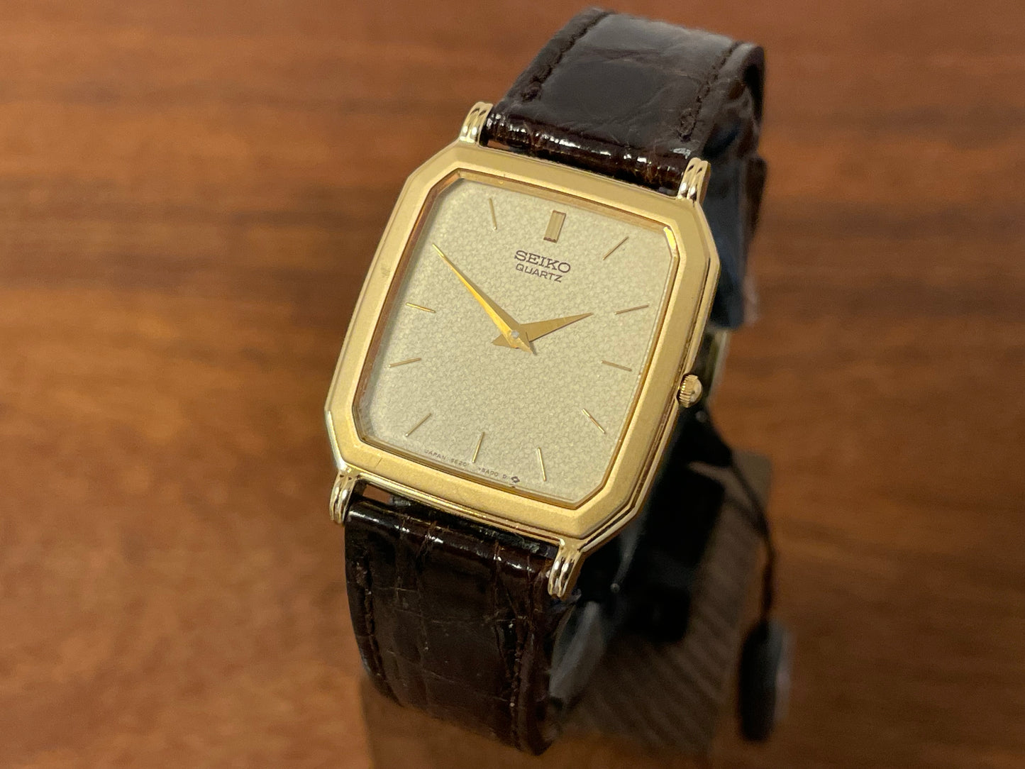 Front side (1987) Seiko 5E20-5A00 "Tank" dress watch - champagne patterned dial w/ gold markers (NOS)