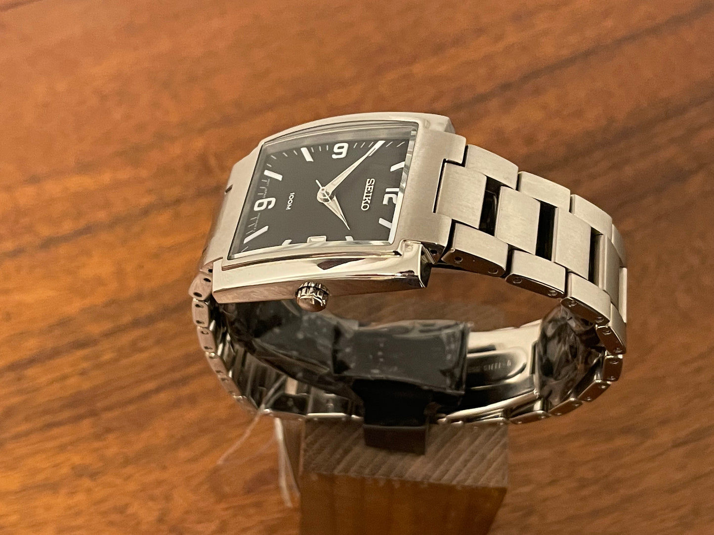 (2002) Seiko 7N32-5A30 - integrated bracelet - black dial w/ white Arabic numerals & markers (NOS)