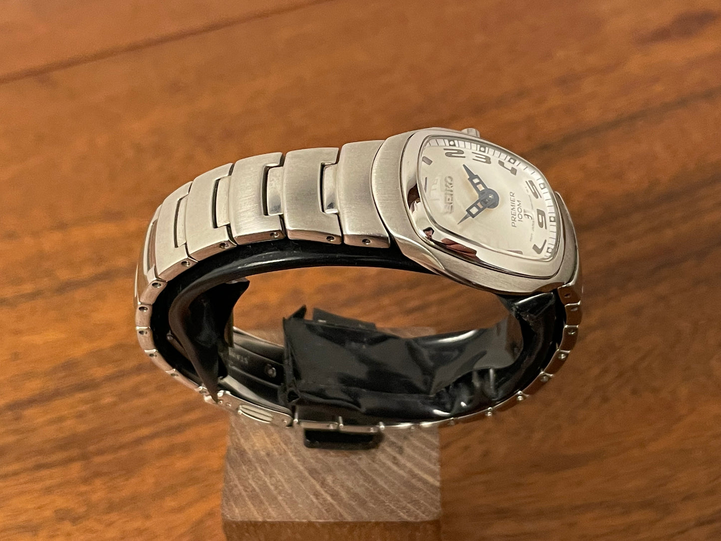 (2001) Seiko 7N89-0AA0 Premier on bracelet- white dial w/ Arabic numerals - small size (NOS)