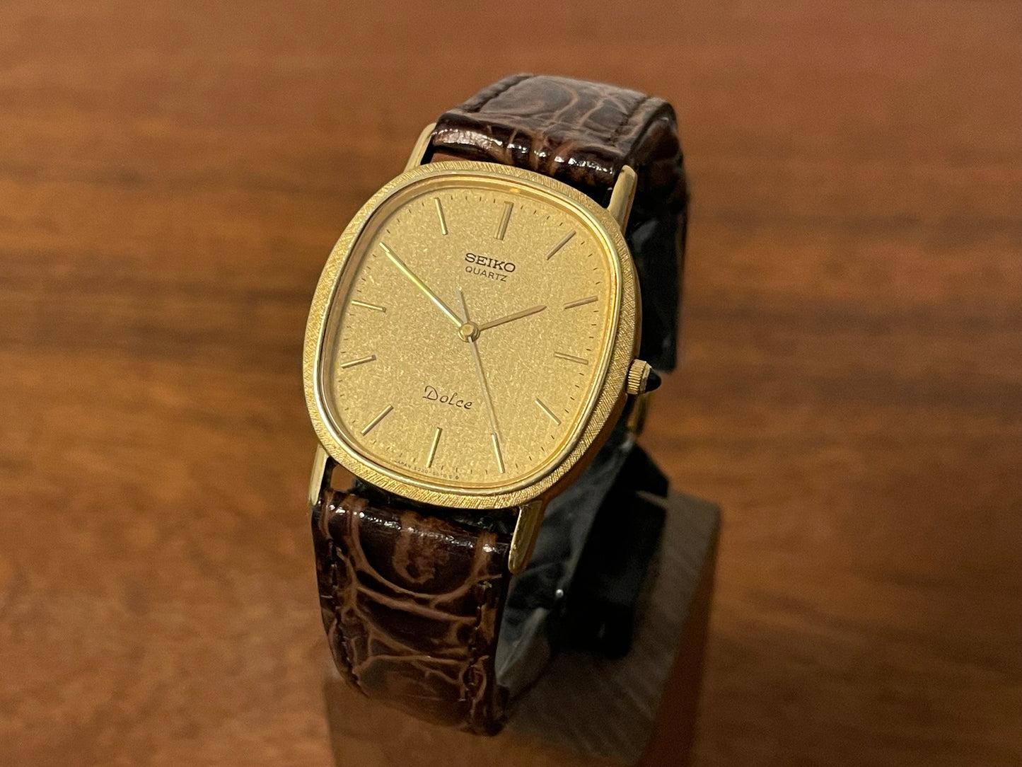 Front side (1981) Seiko 6030-5410 Dolce "Ellipse" - gold plated case w/ etched bezel - gold textured dial w/ gold markers