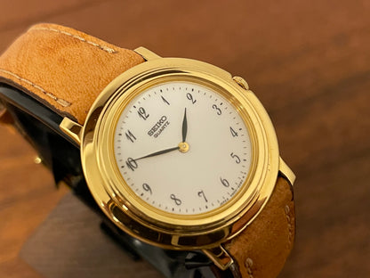 (1992) Seiko 4N00-0630 dress watch - white dial w/ Arabic numerals & leaf hands - small size (NOS)