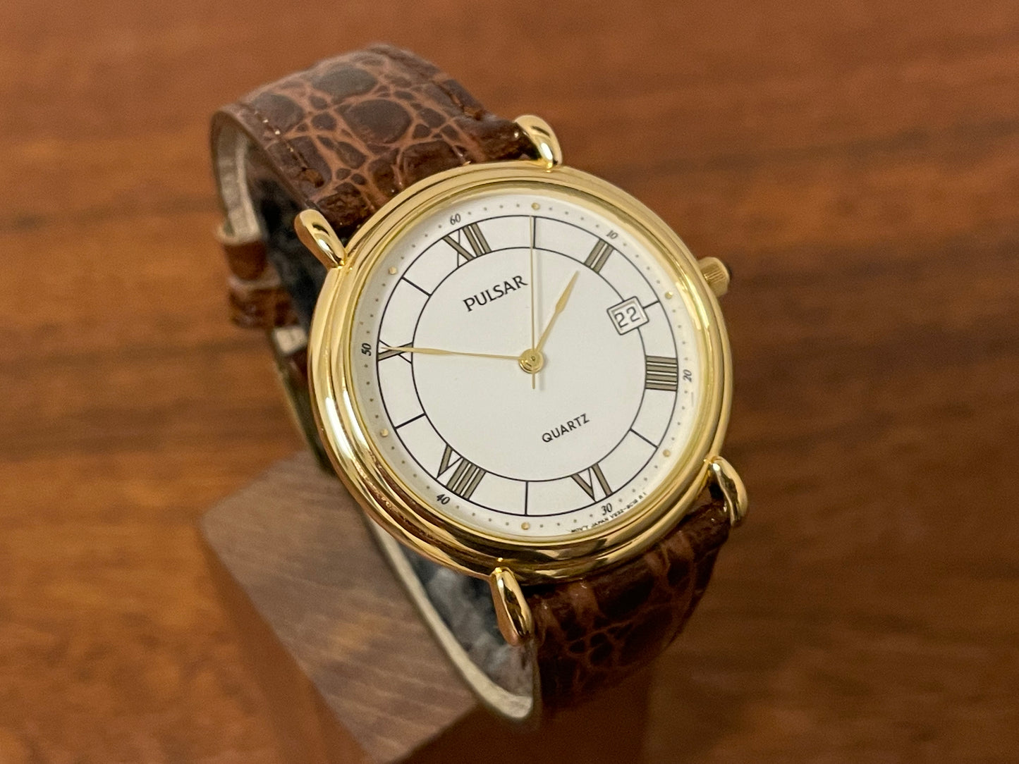 (2000) Pulsar V532-8A60 dress watch - gold colored case - white dial w/ black Roman numerals (NOS)