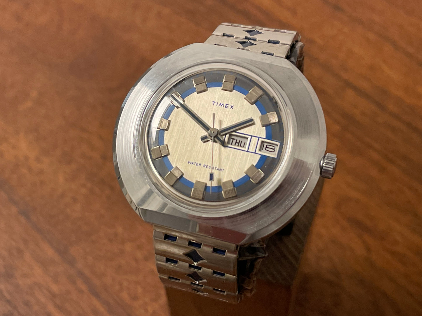 Front side (1970s) Timex 278-515 UFO - silver case - silver brushed dial w/ silver markers - (NOS + full set)