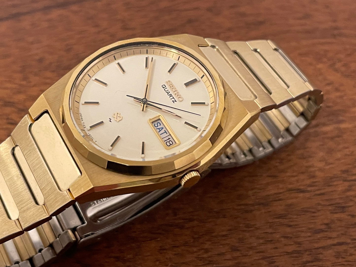 (1988) Seiko 7123-9000 SQ gold colored case with integrated bracelet (serviced)