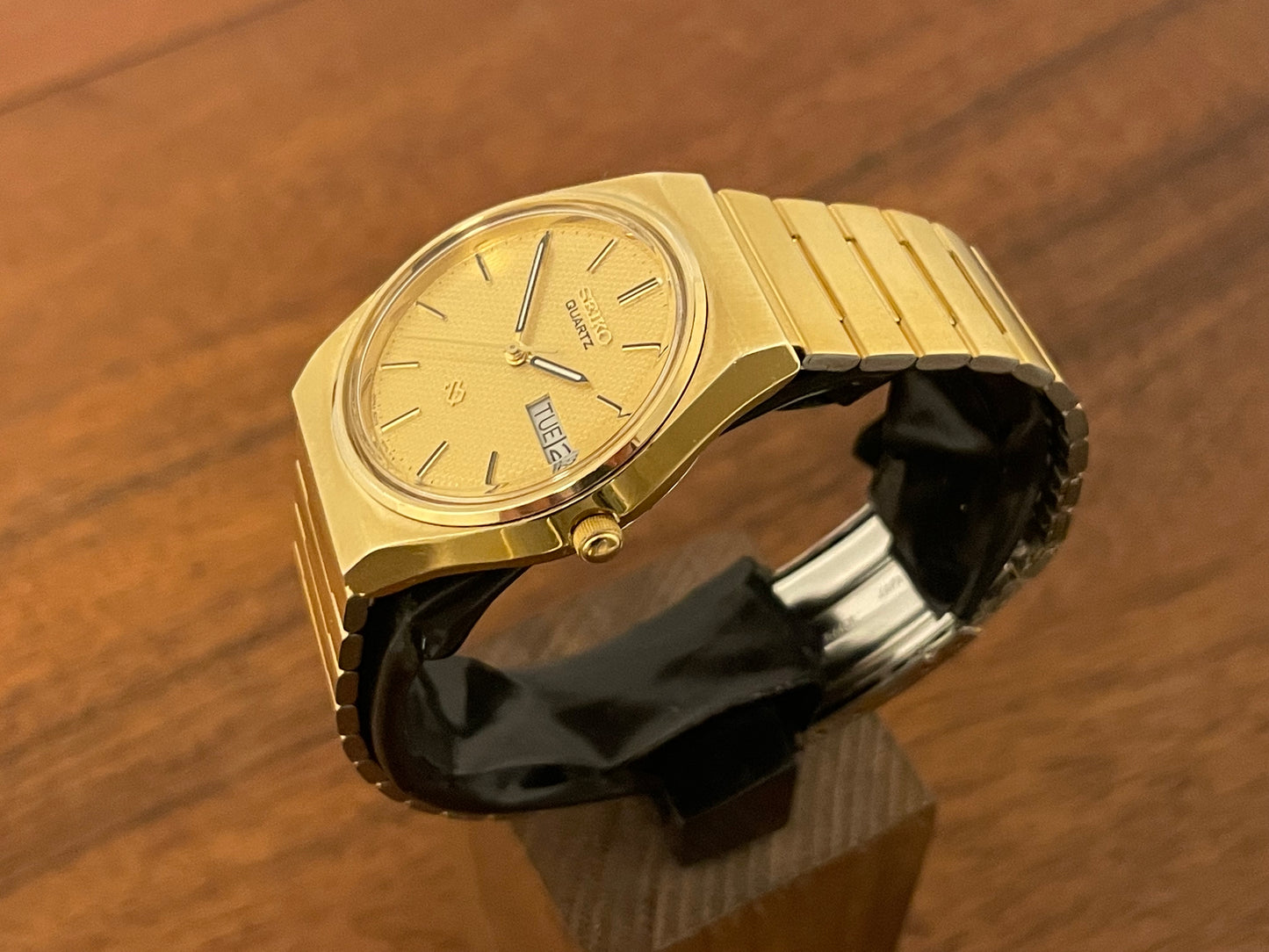 (1982) Seiko 8223-6060 SQ - Solid Gold Plated (SGP) case with gold dial