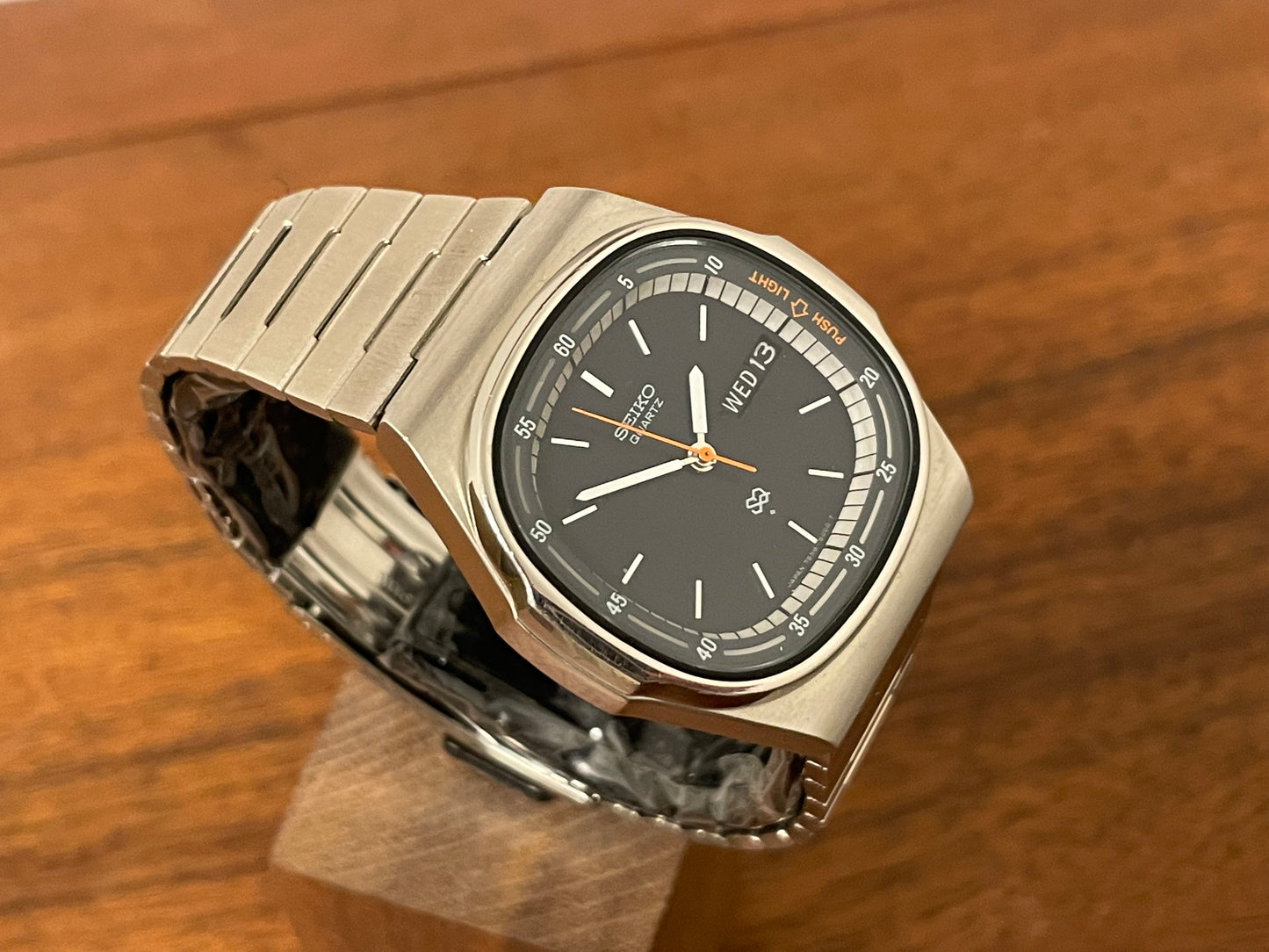 (1979) Seiko 7559-5000 Quartz "Night Light" - black dial w/ silver markers (NOS)