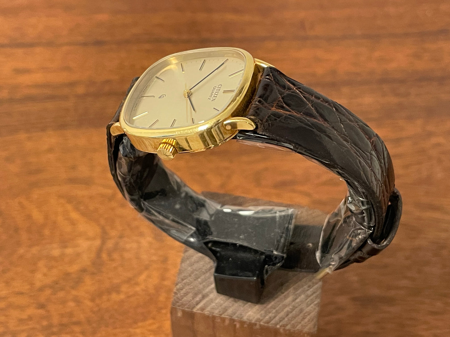 (1970s) Citizen 47-5181 "Ellipse" dress watch - 18K solid gold case - brushed champagne dial w/ gold markers