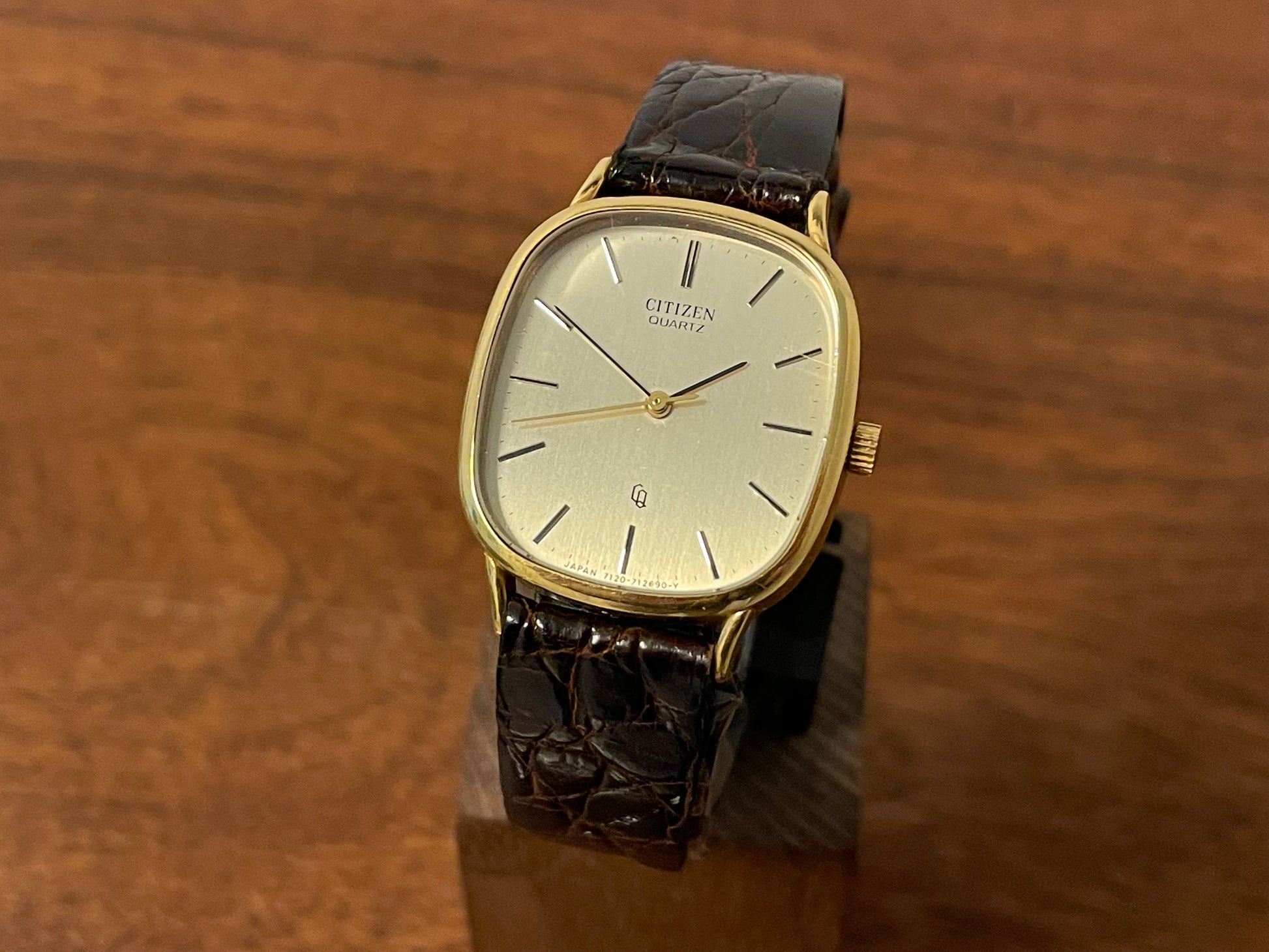 Front side (1970s) Citizen 47-5181 "Ellipse" dress watch - 18K solid gold case - brushed champagne dial w/ gold markers