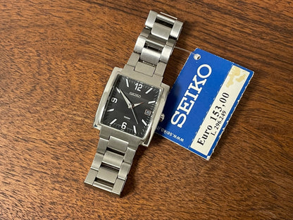 (2002) Seiko 7N32-5A30 - integrated bracelet - black dial w/ white Arabic numerals & markers (NOS)