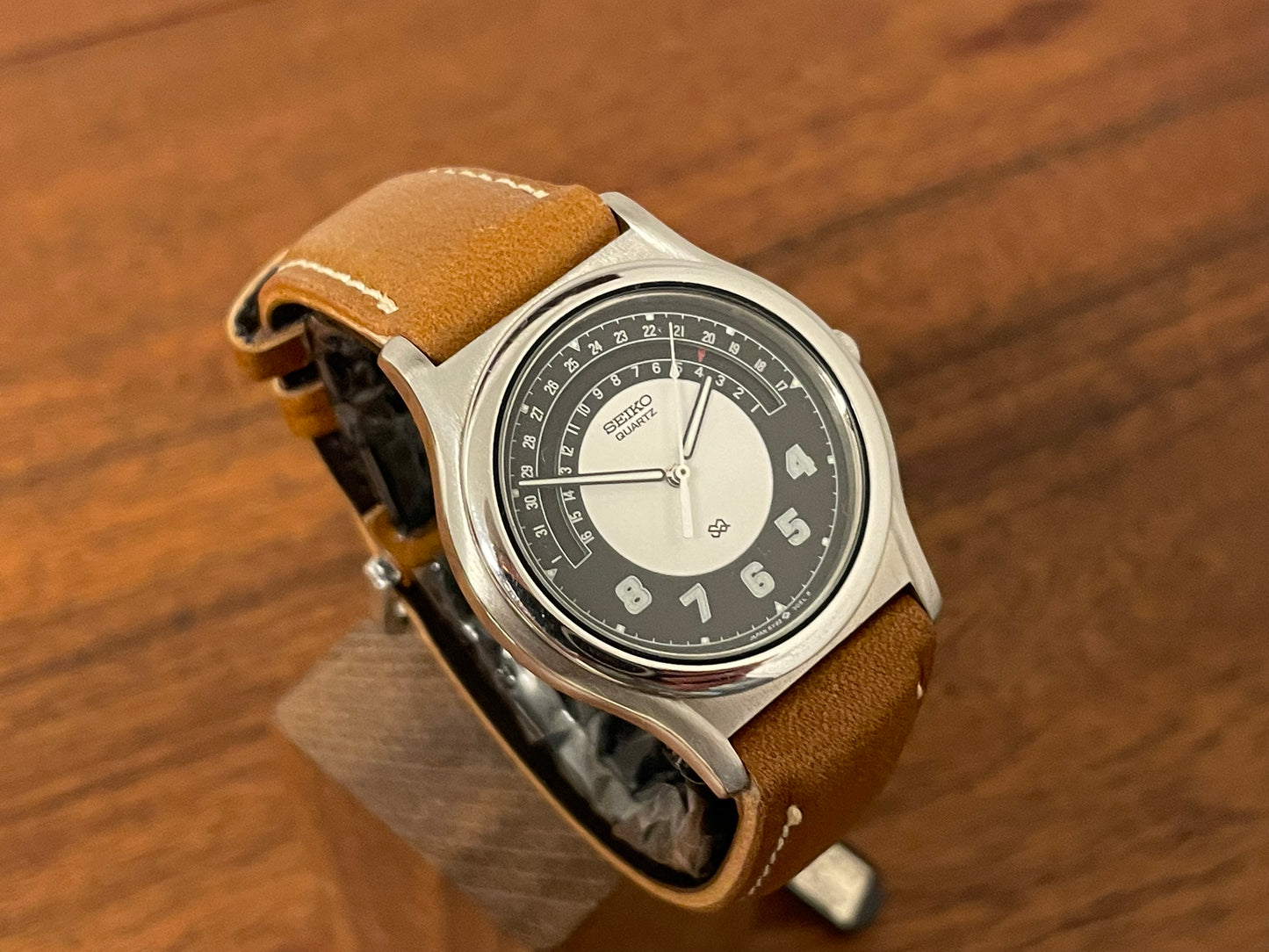 (1988) Seiko 5Y22-7010 Quartz SQ dress watch - black dial w/ 180° arc date window (NOS)