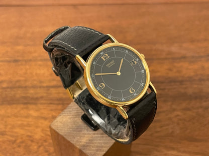 (2000) Seiko 5Y39-7010 dress watch - gold colored case - black dial w/ flat gold Arabic numerals (NOS)