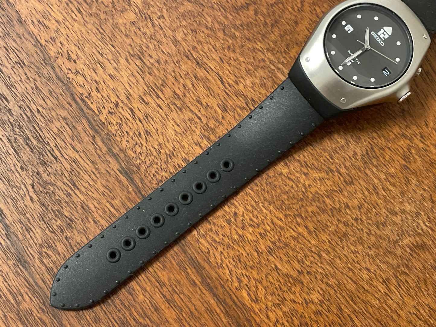(1997) Seiko 5M42-0E49 Arctura Kinetic rubber strap - black dial w/ date window (NOS)