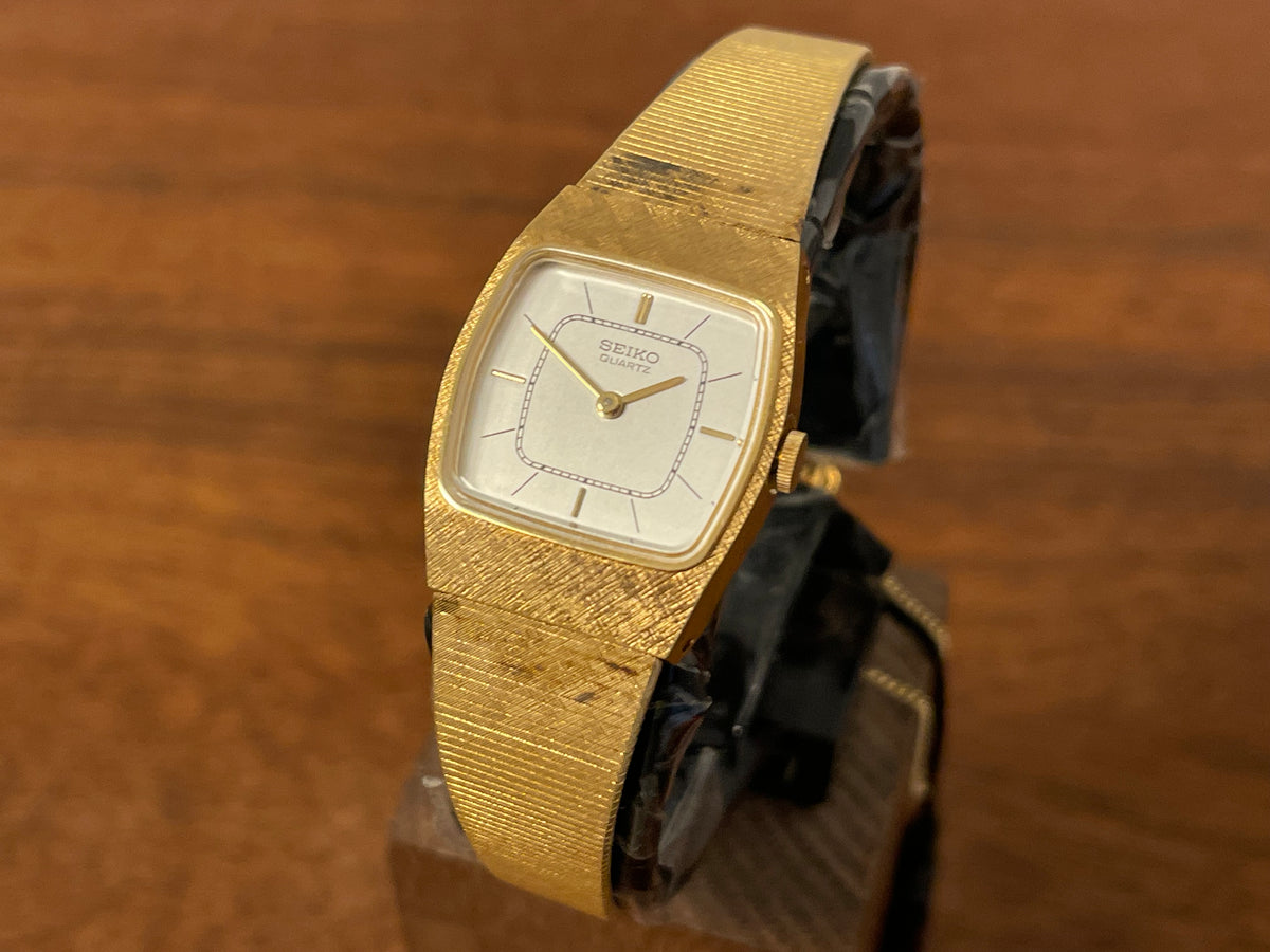 Front side (1982) Seiko 5420-5160 - gold plated case w/ etched bezel - silver dial w/ gold markers - small size (NOS)