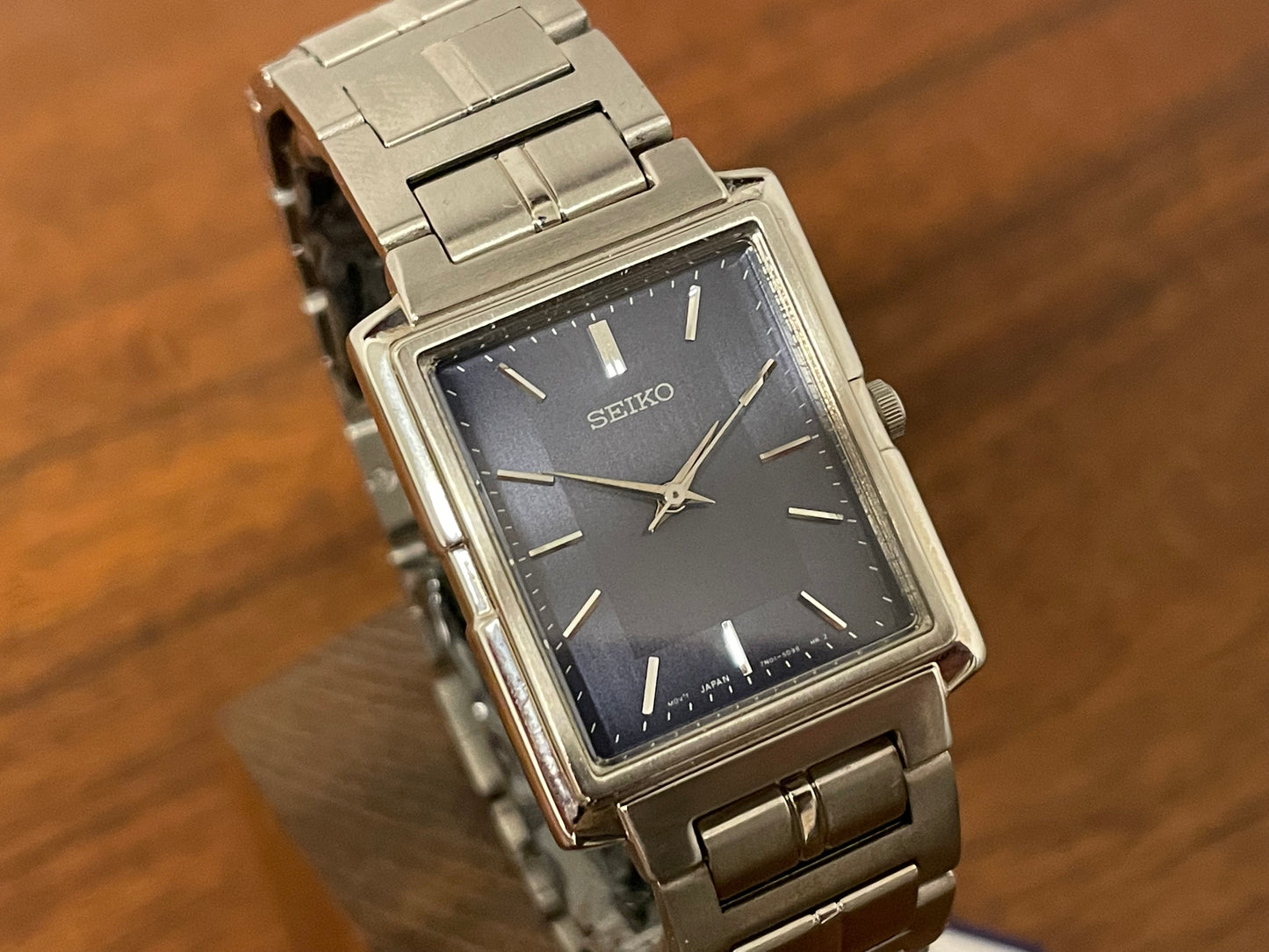 (1991) Seiko 7N01-5C90 - integrated bracelet - blue dial w/ silver markers (NOS)