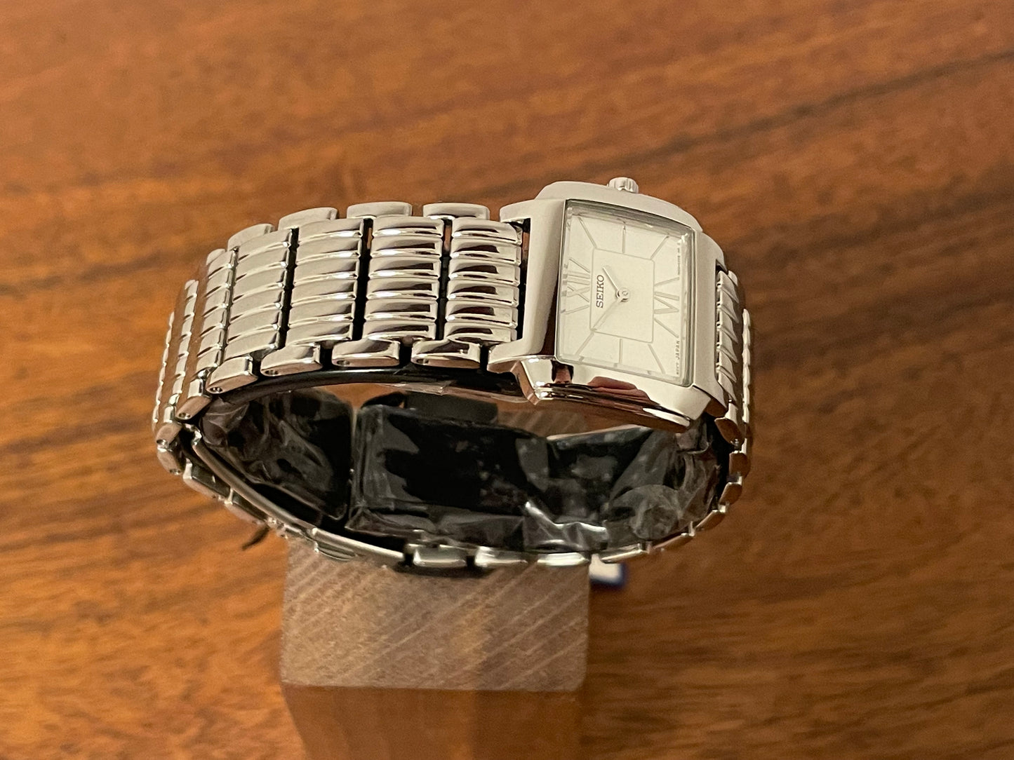 (1998) Seiko 1N00-0PT0 - rectangular case - silver dial w/ silver Roman numerals & markers - small size (NOS)