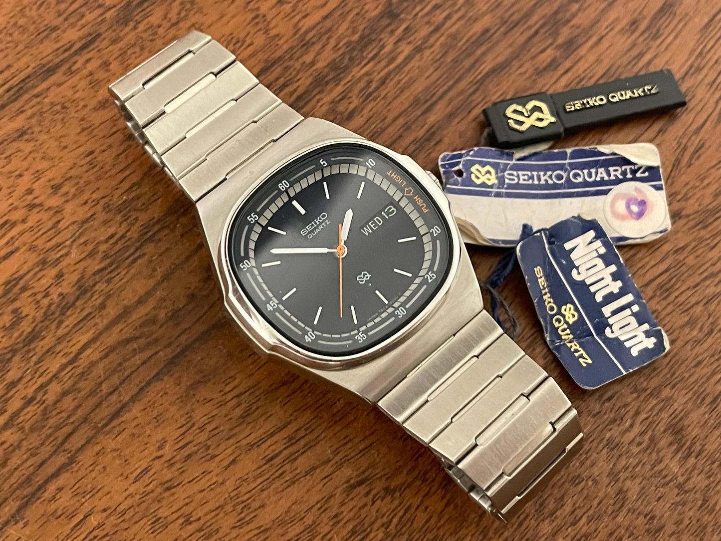 (1979) Seiko 7559-5000 Quartz "Night Light" - black dial w/ silver markers (NOS)