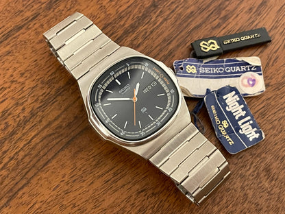 (1979) Seiko 7559-5000 Quartz "Night Light" - black dial w/ silver markers (NOS)
