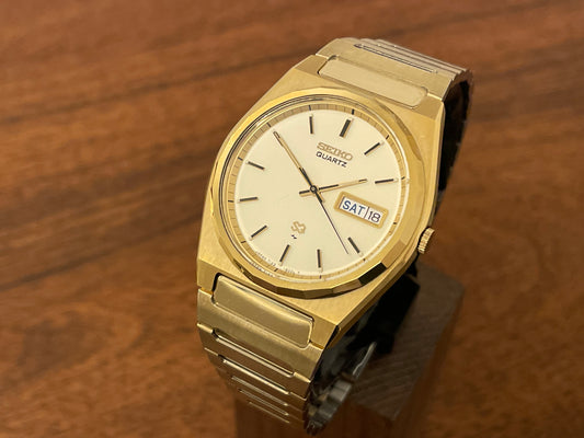 1988 vintage Seiko 7123-9000 SQ gold colored case with integrated bracelet front view