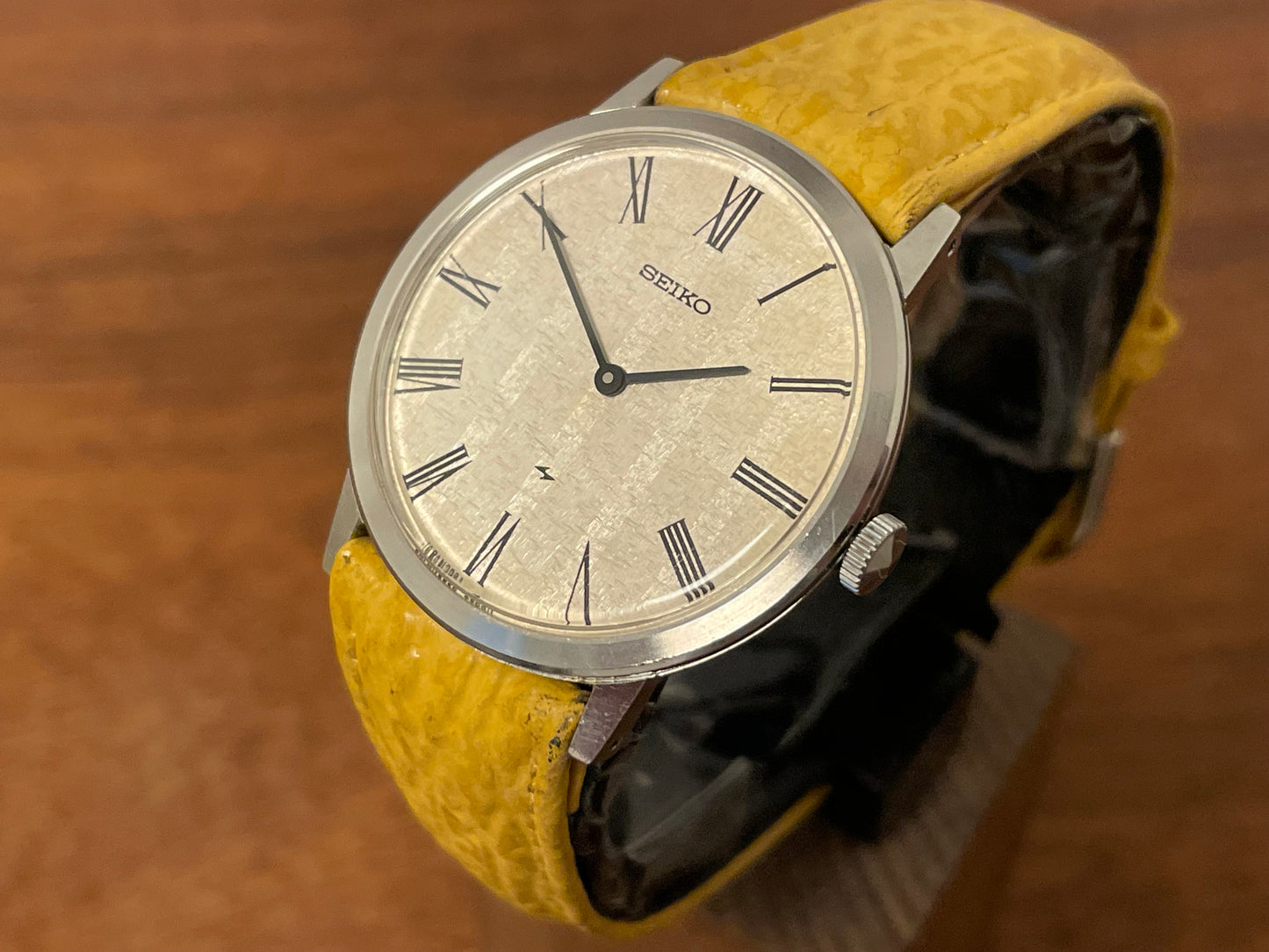 (1976) Seiko 2220-0180 Chariot dress watch - silver textured waffle dial w/ Roman numerals