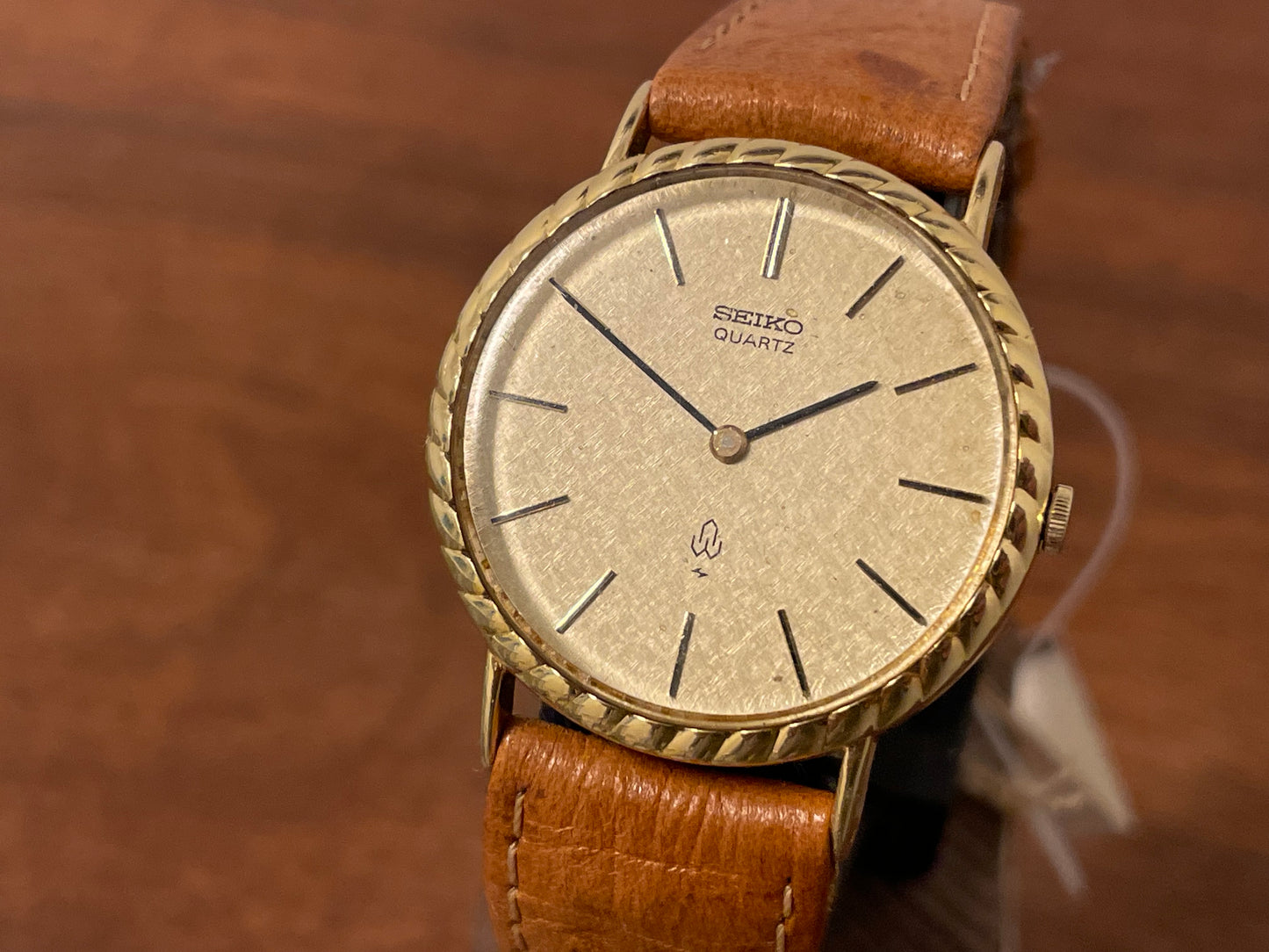 (1977) Seiko 43-0150 14K solid gold dress watch - rope bezel -  gold textured dial w/ gold markers