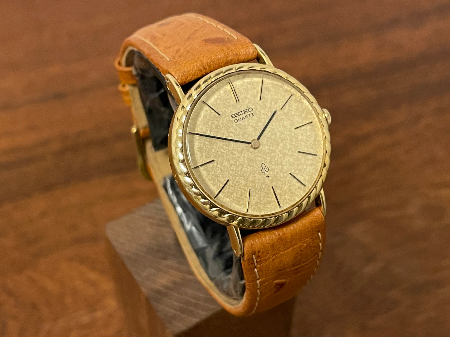 (1977) Seiko 43-0150 14K solid gold dress watch - rope bezel -  gold textured dial w/ gold markers