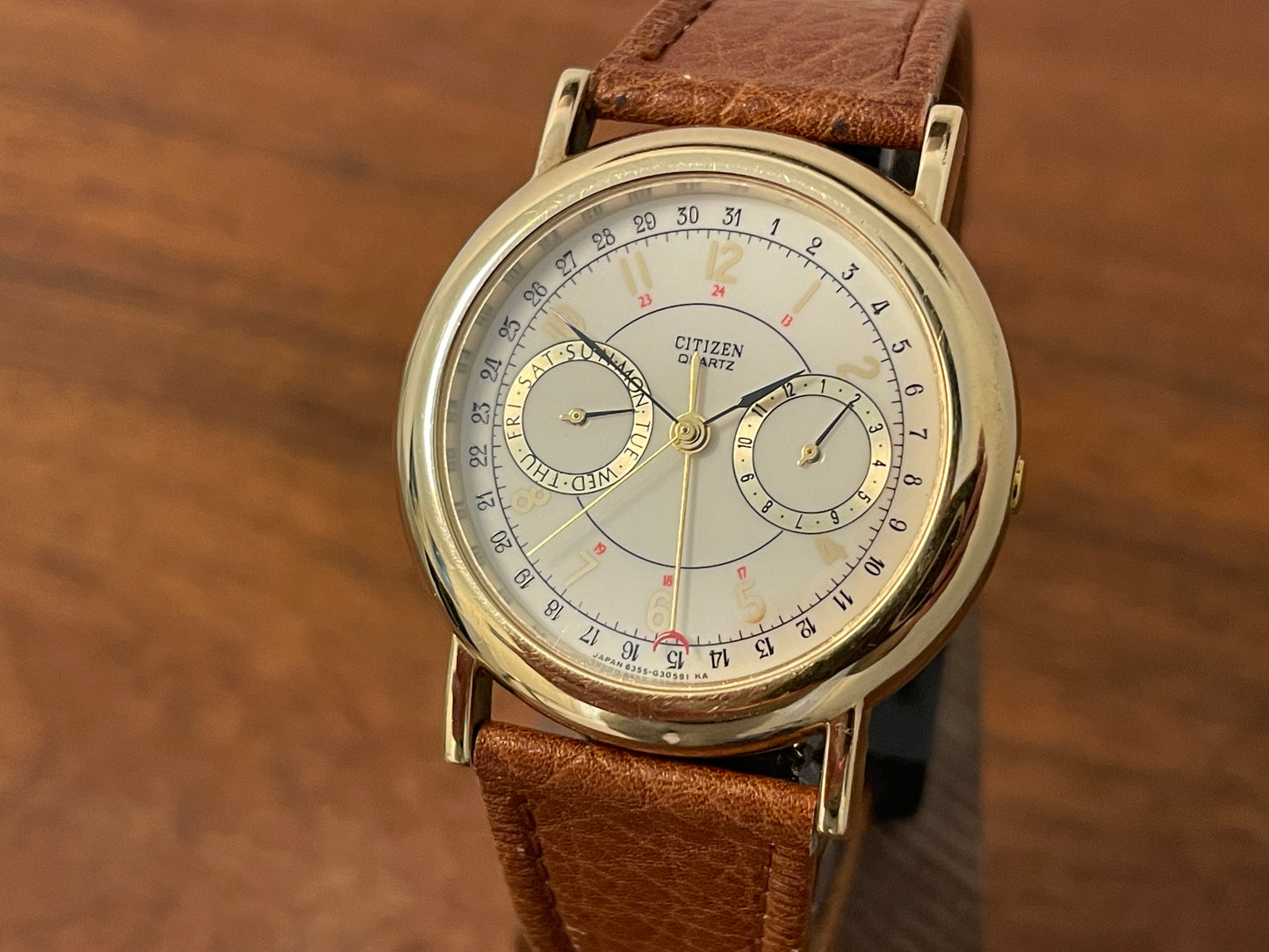 (1988) Citizen 6355-Y55299 triple calendar - cream dial w/ gold Arabic numerals (mint)