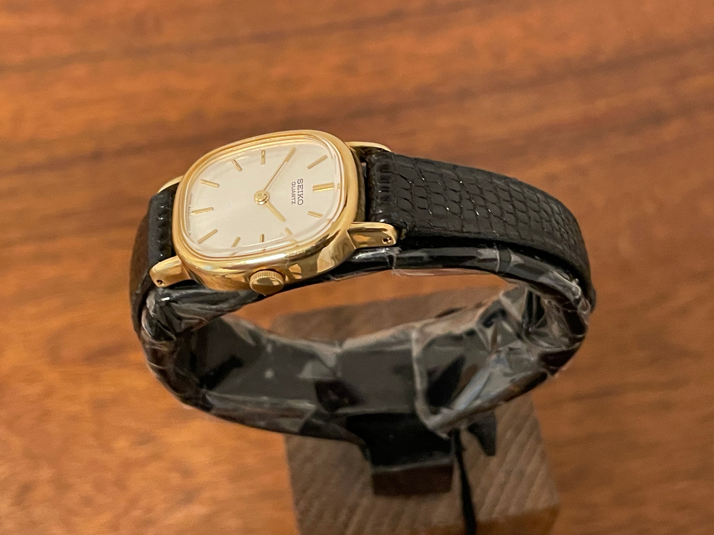 (1981) Seiko 5420-5119 "Ellipse" - gold plated case - silver sunburst dial w/ gold markers - small size (NOS)