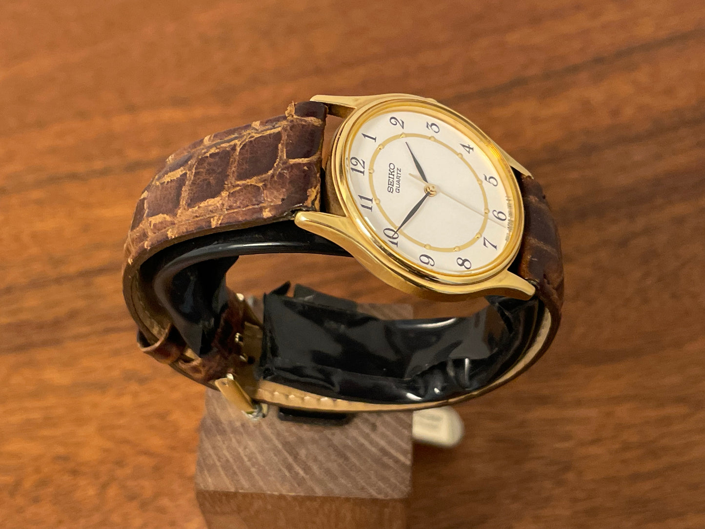 (2003) Seiko 7N01-7041 quartz dress watch - gold case w/ white dial & Arabic numerals (NOS)