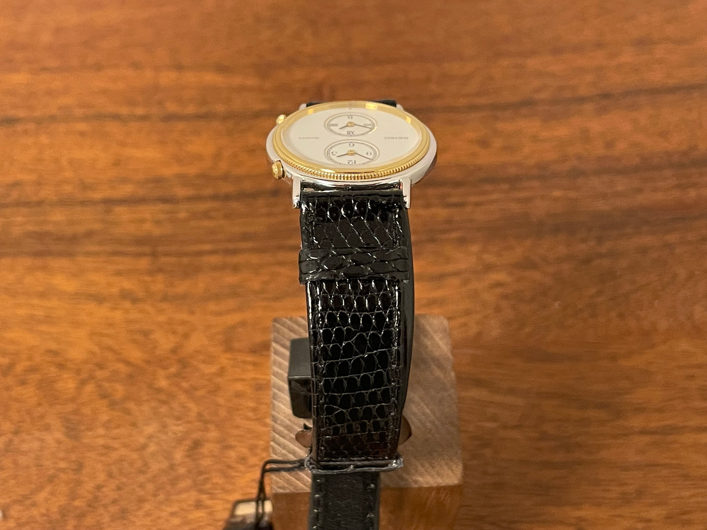 (1985) Seiko 1E20-0160 dual time dress watch - round case - white dial w/ 2 subdials  (NOS)