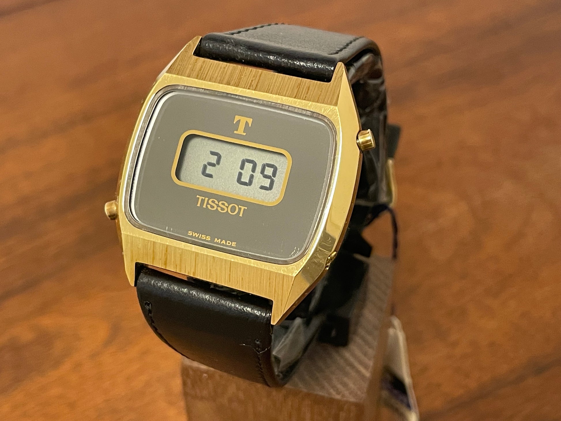 Front side (1970s) Tissot 652-95010 cal. 4012 digital watch  - gold case - mirror dial w/ LCD (NOS)