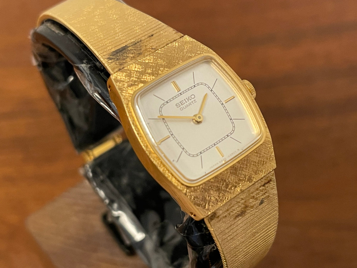 (1982) Seiko 5420-5160 - gold plated case w/ etched bezel - silver dial w/ gold markers - small size (NOS)