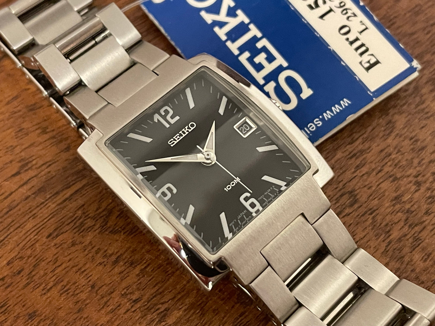 (2002) Seiko 7N32-5A30 - integrated bracelet - black dial w/ white Arabic numerals & markers (NOS)