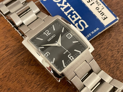 (2002) Seiko 7N32-5A30 - integrated bracelet - black dial w/ white Arabic numerals & markers (NOS)