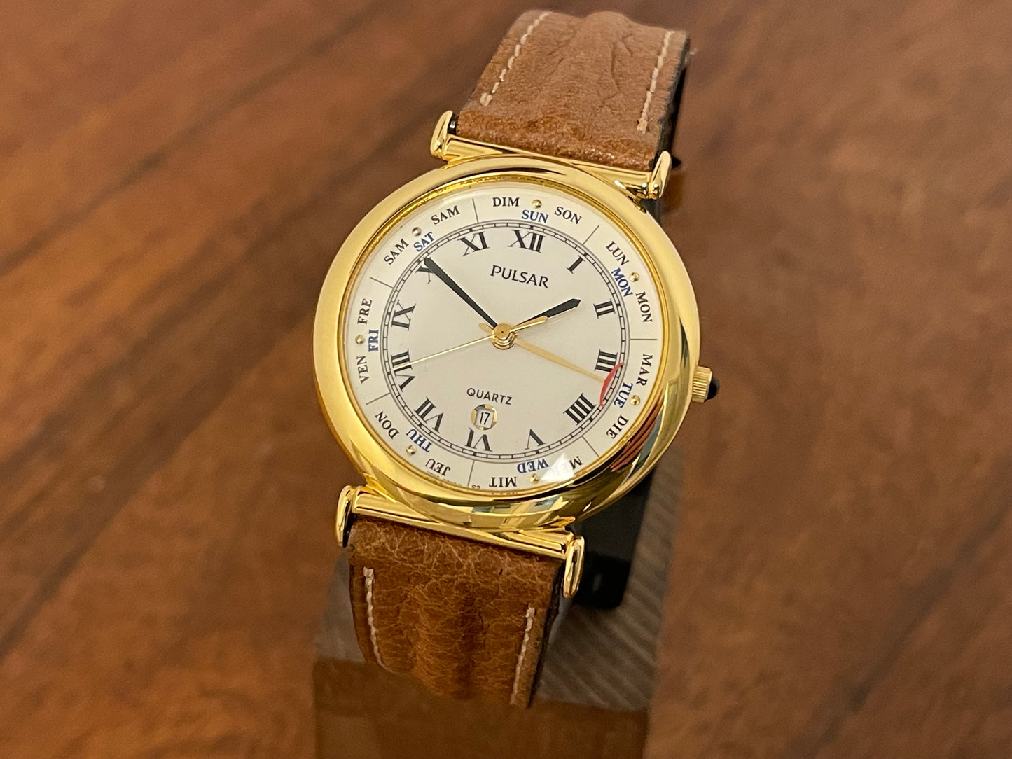 Front side (2000) Pulsar V896-0010 dress watch - white dial w/ black Roman numerals & pointer day (mint)