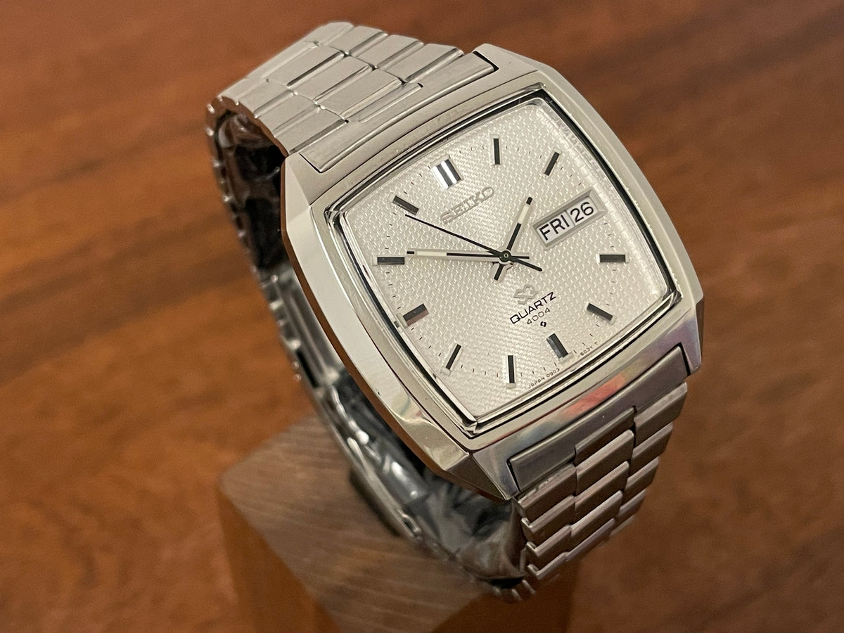 (1976) Seiko 0903-5039 SQ Quartz 4004 "TV dial" - silver waffle dial w/ silver stick markers