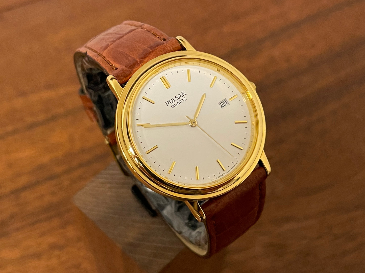 (2003) Pulsar V532-8B40 dress watch - gold colored case - white dial w/ gold markers (NOS)
