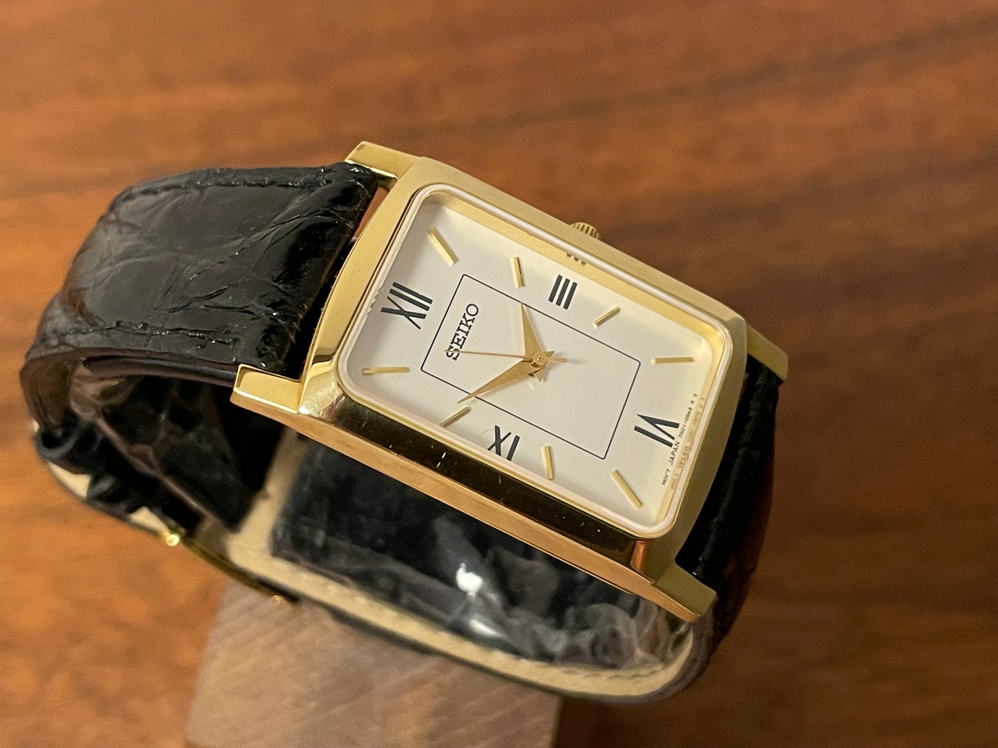 (1990s) Seiko 7N01-0BA8 18K gold collection "tank" - 18k solid gold case - white & cream dial (NOS + full set)